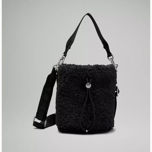 lululemon athletica Handbags - 🍋LULULEMON ATHLETICA | Crossbody Fleece Bucket Bag 2.5L in Black